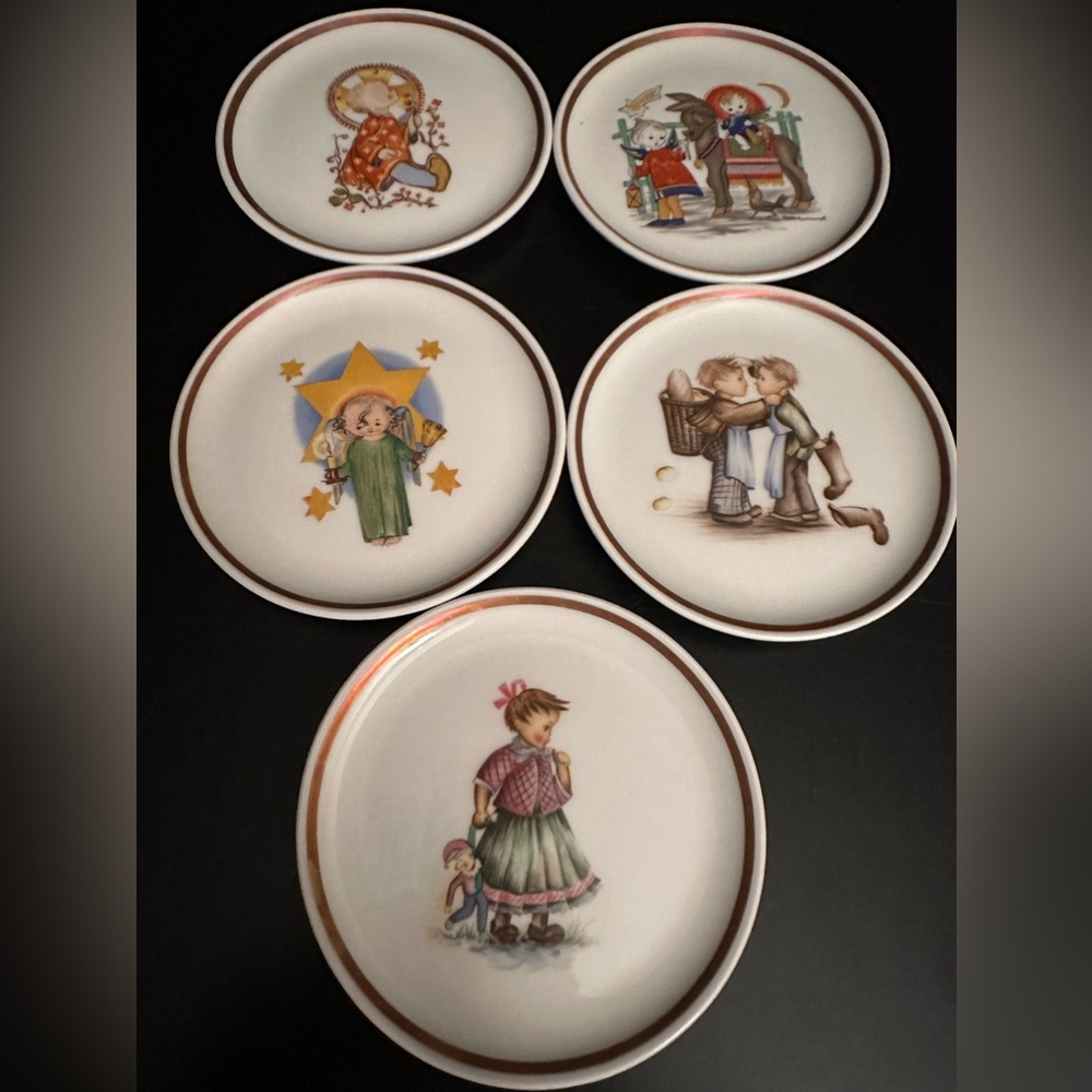 The Berta Hummel Museum Mini Plate Collection